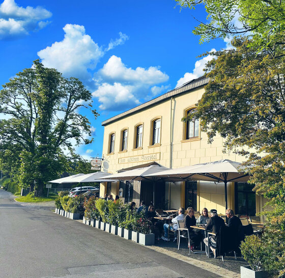 Terrasse eines italienischen Restaurants im Grünen bei Abendstimmung