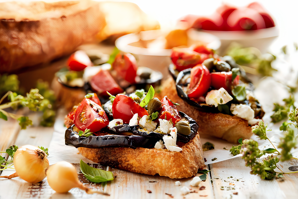 Verschiedene italienische Antipasti auf einer Platte angerichtet